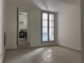 
                                                                                        Location
                                                                                         Studio refait à neuf avec cour - Centre ville