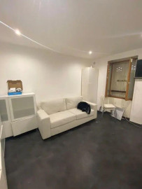 
                                                                                        Location
                                                                                         Studio refait à neuf, lumineux, belle cour