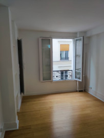 
                                                                                        Location
                                                                                         studio refait neuf