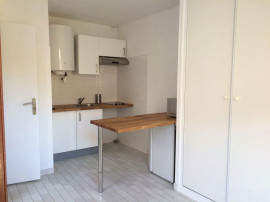 
                                                                                        Location
                                                                                         Studio rénové de 24 m2 proche de TBS et de l'UT1 C