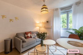 Location
Studio rénové et meublé avec goût