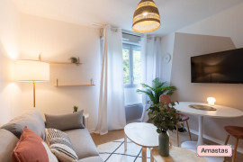 Location
Studio rénové et meublé avec goût