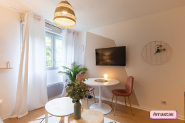 Location
Studio rénové et meublé avec goût