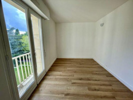 
                                                                                        Location
                                                                                         Studio Versailles Avenue de Paris