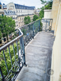 
                                                                                        Vente
                                                                                         Superbe Appartement de Charme à Montmartre
