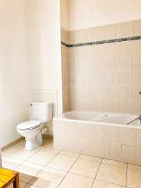 
                                                                                        Vente
                                                                                         Superbe appartement T4 en duplex traversant