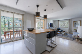 
                                                                                        Vente
                                                                                         Superbe appartement T4 lumineux avec 2 terrasses, garage et cadre privilégié à LYON 4ème