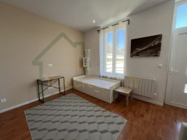 
                                                                                        Location
                                                                                         Superbe studio meublé, complètement rénové