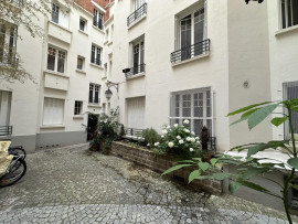 
                                                                                        Location
                                                                                         Superbe studio meublé rénové 23m² à Montmartre