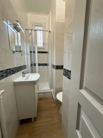 
                                                                                        Location
                                                                                         Superbe studio meublé rénové 23m² à Montmartre