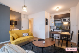 Location
T2 meublé de 35m² rénové au dernier étage avec terrasse et salle de sport !
