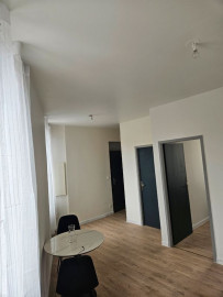 
                                                                                        Location
                                                                                         T2 refait à neuf à Louer