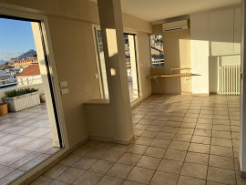 
                                                                                        Location
                                                                                         T2/T3 + terrasse de 70 m2 avec vue Hyères centre