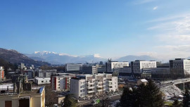 
                                                                                        Vente
                                                                                         T3 rénové, 6e étage, vue montagnes