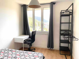 
                                                                                        Vente
                                                                                         T3 rénové, 6e étage, vue montagnes