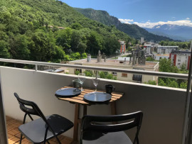 
                                                                                        Vente
                                                                                         T3 rénové, 6e étage, vue montagnes