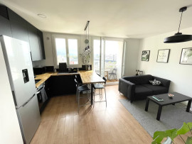 
                                                                                        Vente
                                                                                         T3 rénové, 6e étage, vue montagnes