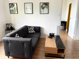 
                                                                                        Vente
                                                                                         T3 rénové, 6e étage, vue montagnes