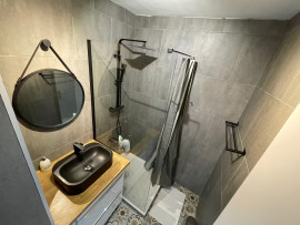 
                                                                                        Vente
                                                                                         T3 rénové, 6e étage, vue montagnes