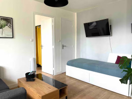 
                                                                                        Vente
                                                                                         T3 rénové, 6e étage, vue montagnes