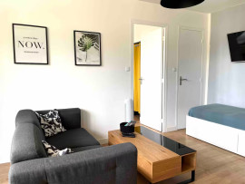 
                                                                                        Vente
                                                                                         T3 rénové, 6e étage, vue montagnes