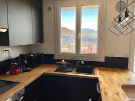 
                                                                                        Vente
                                                                                         T3 rénové, 6e étage, vue montagnes