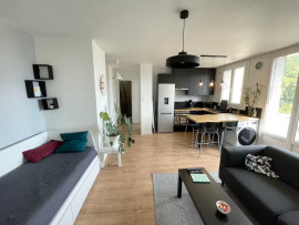 
                                                                                        Vente
                                                                                         T3 rénové, 6e étage, vue montagnes