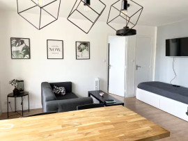 
                                                                                        Vente
                                                                                         T3 rénové, 6e étage, vue montagnes