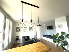 
                                                                                        Vente
                                                                                         T3 rénové, 6e étage, vue montagnes