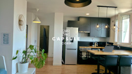 
                                                                                        Vente
                                                                                         T3 rénové, 6e étage, vue montagnes