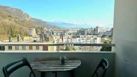 
                                                                                        Vente
                                                                                         T3 rénové, 6e étage, vue montagnes