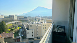 
                                                                                        Vente
                                                                                         T3 rénové, 6e étage, vue montagnes