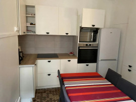 
                                                                                        Location
                                                                                         T4 meublé lumineux rénové 5è Etage vue Sacré Coeur