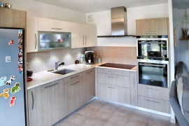 
                                                                                        Location
                                                                                         T4 traversant plein pied meublée selon la demande