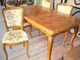
                                                                        Meuble
                                                                         Table en merisier et 4 chaises, promotion