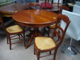 
                                                                        Meuble
                                                                         Table et 4 chaises en merisier, promotion