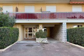 
                                                                                        Location
                                                                                         Très beau studio rénové avec magnifique vue mer