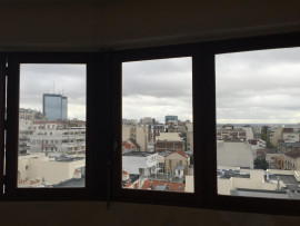 
                                                                                        Location
                                                                                         Très beau studio vue sur les toits commerces métro