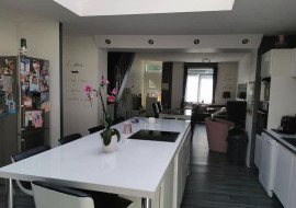 
                                                                                        Location
                                                                                         Très jolie colocation rénovée et meublée à neuf