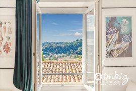 Vente
Triplex traversant entièrement rénové