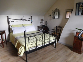 Vente
Trois maisons surplombant 3.000 m²