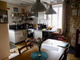 Vente
Trois maisons surplombant 3.000 m²