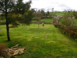 Vente
Trois maisons surplombant 3.000 m²