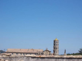 
                                                                                        Vente
                                                                                         Uzès (Gard) : grand 2 pièces dans coeur historique