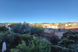 
                                                                                        Vente
                                                                                         Vallauris au calme et proche des commodités.