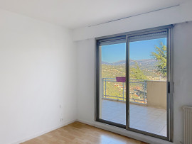 
                                                                                        Location
                                                                                         Vaste 4 Pièces lumineux 118 m²