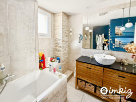 
                                                                                        Vente
                                                                                         Vaste T4 lumineux Rue des Tyrans
