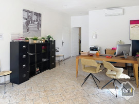 
                                                                                        Vente
                                                                                         Vente de 2 bureaux et 11box de stockage