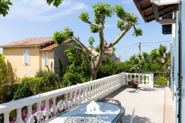 
                                                                                        Location
                                                                                         Villa Belle Vue