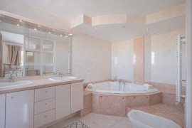 
                                                                                        Vente
                                                                                         VILLA CORNICHE FLEURIE